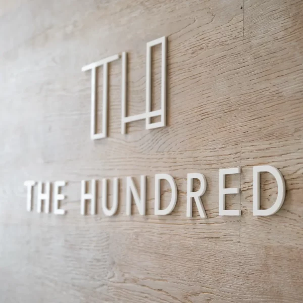 Logo aan de muur -wit - Afbeelding 3