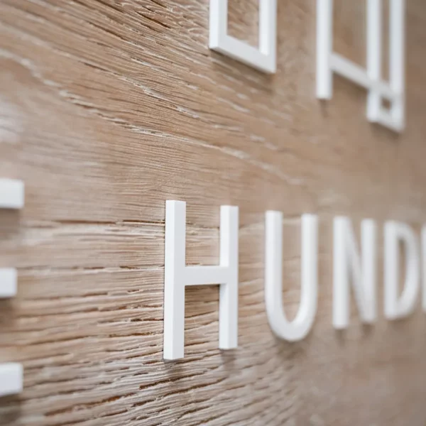 Logo aan de muur -wit